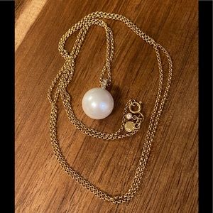 Ann Taylor pearl and gold pendant necklace.